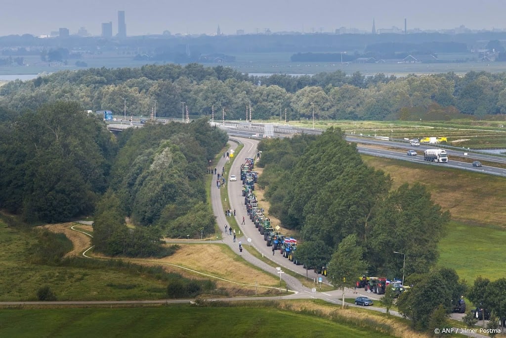 Trekkers rijden in colonne naar Leeuwarden voor boerenprotest