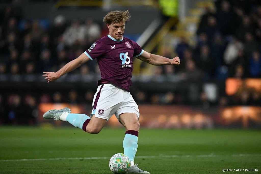 Aanvaller Flemming blijft in Premier League en tekent bij Ipswich