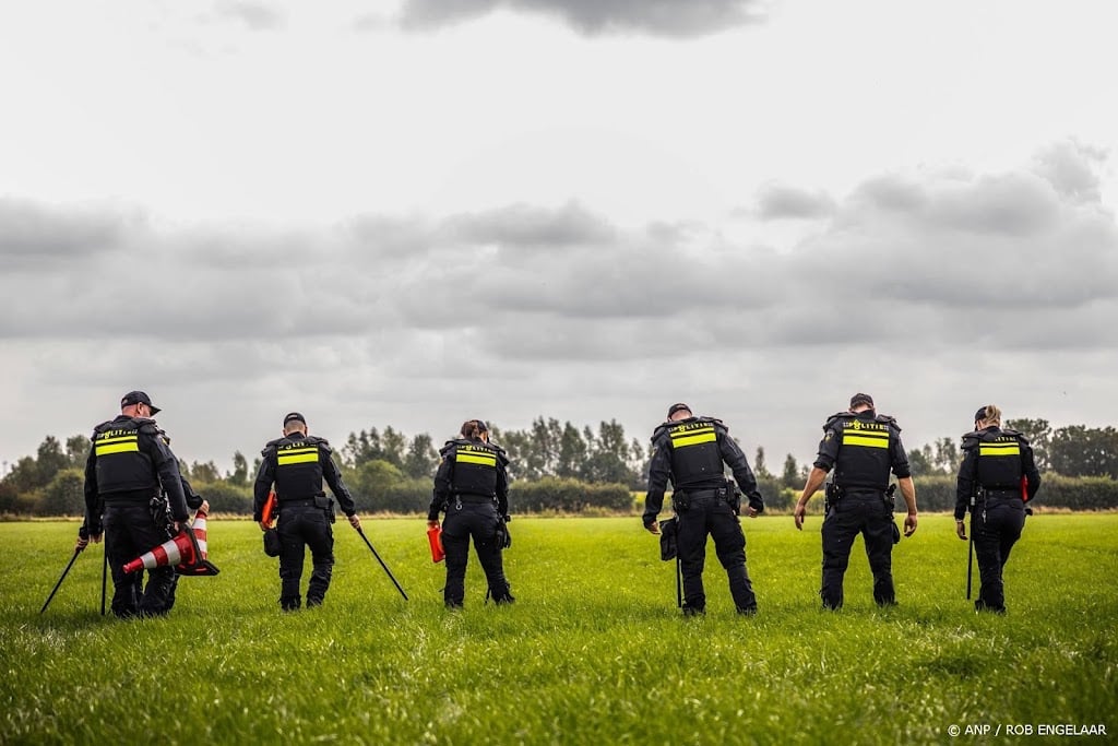 Forensische Opsporing doet onderzoek bij grasveld Overasselt