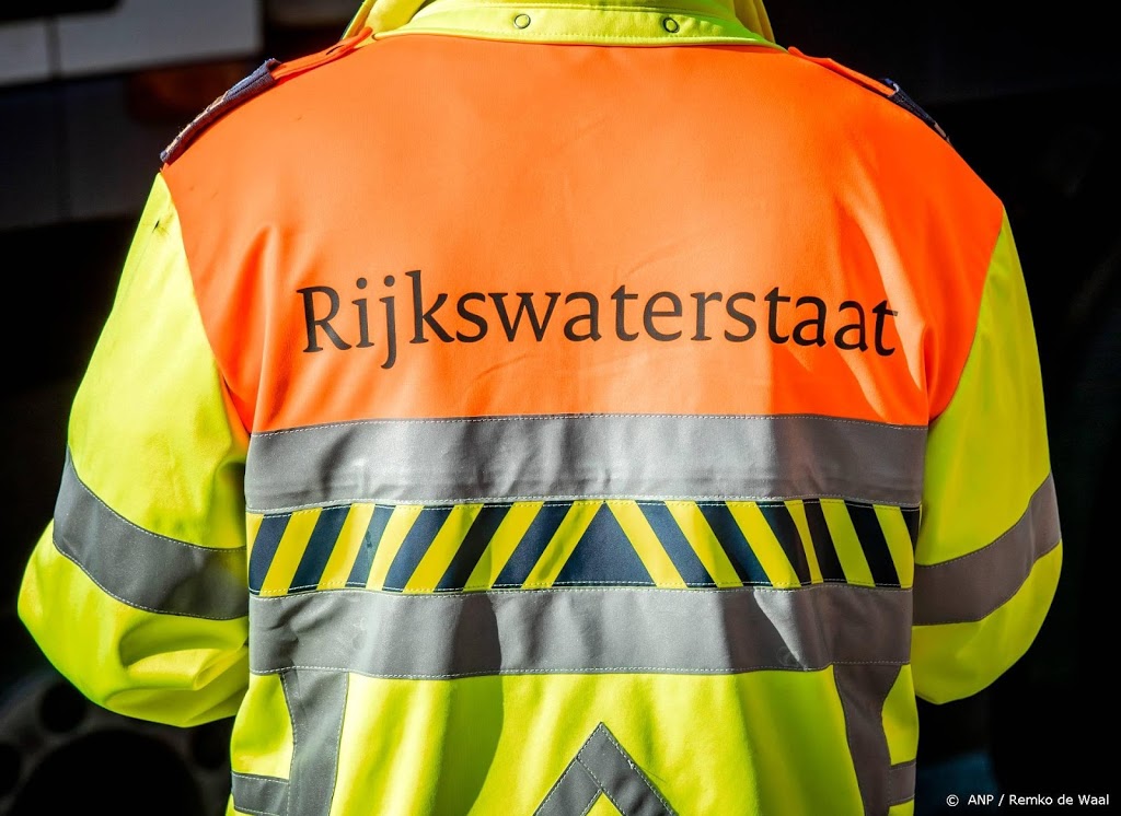 Noordtunnel in de A15 dicht om loshangende kabels