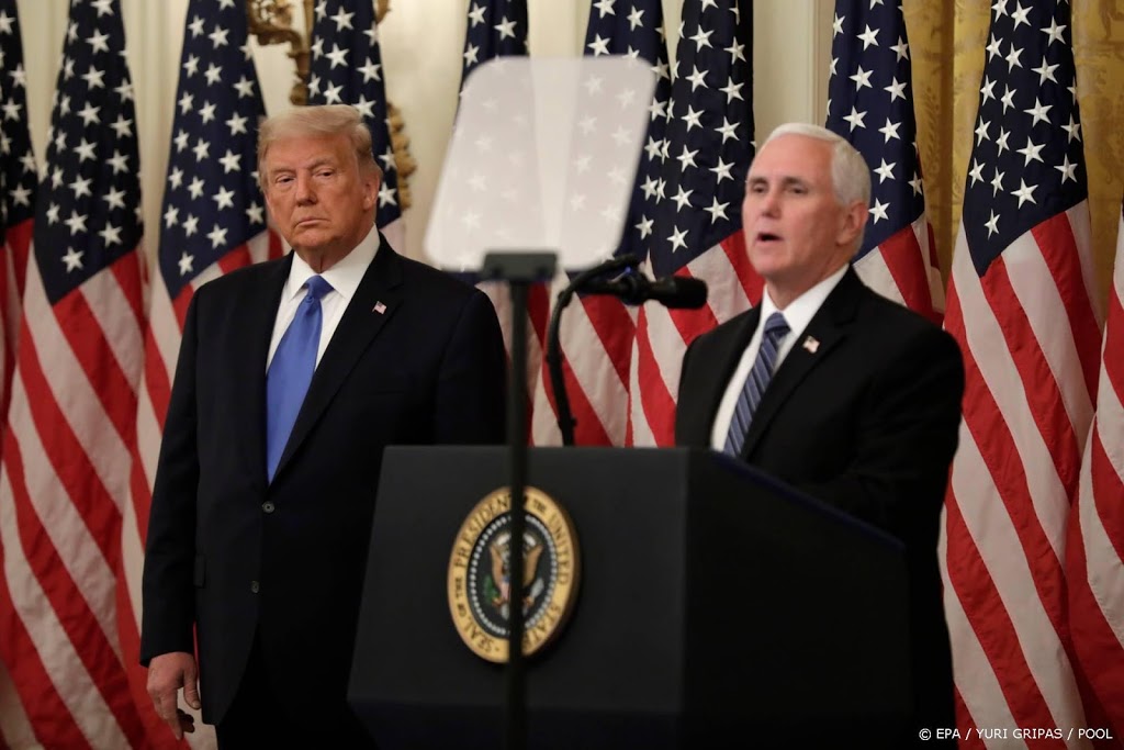 Vicepresident Pence bidt voor besmette Trump