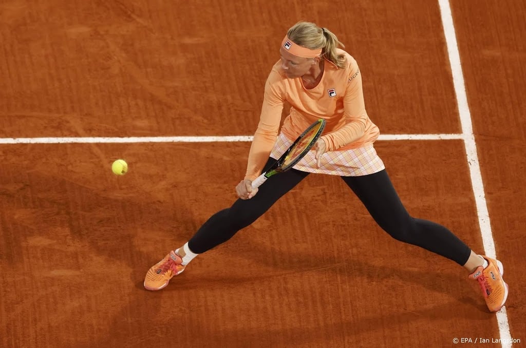 Bertens overtuigend naar vierde ronde in Parijs