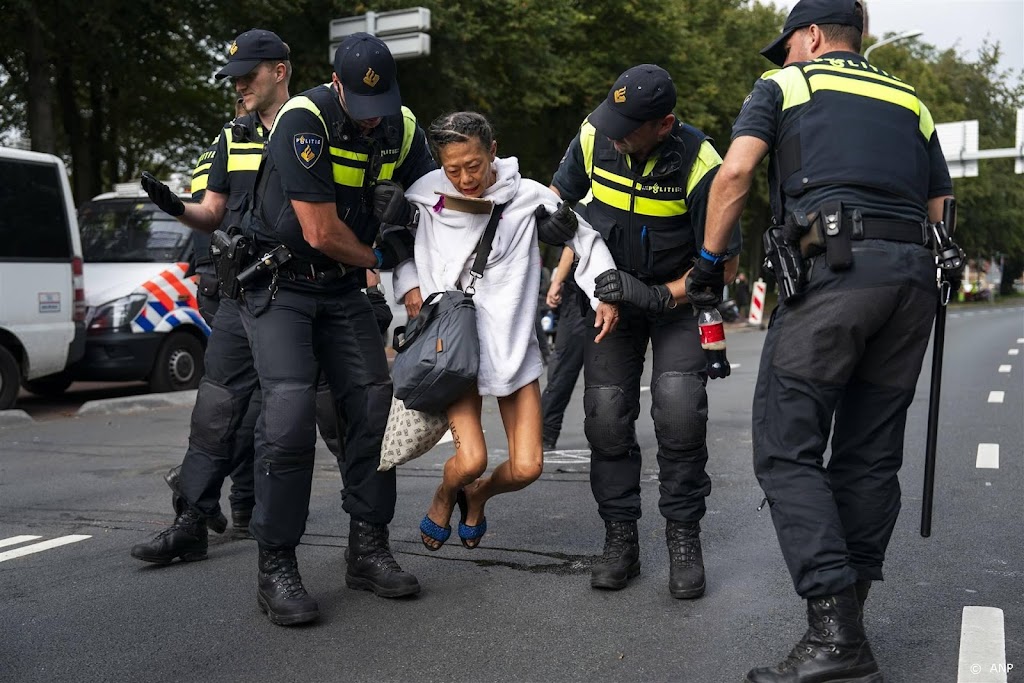 Politie houdt 79 actievoerders aan voor blokkade A12 bij Den Haag