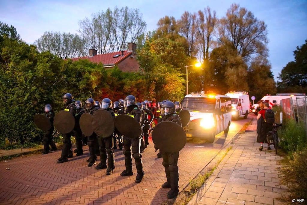 Politie houdt 17 krakers aan bij ontruimingsactie in Arnhem