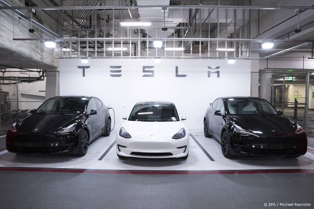 Tesla roept auto's in zelfrijdende test terug na problemen update