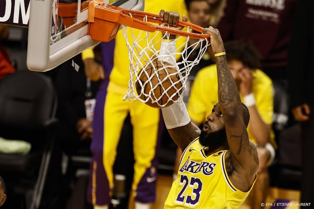 Basketballers Lakers winnen eindelijk weer van stadgenoot Clippers