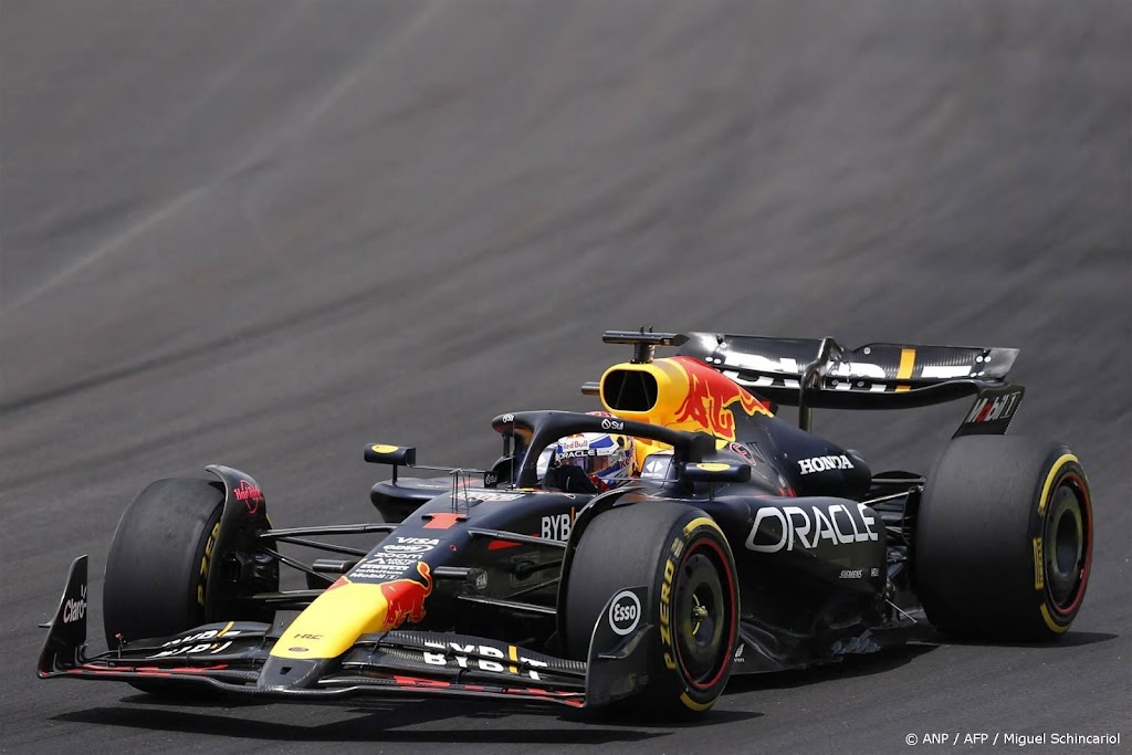 Verstappen raakt derde plek sprintrace en 1 punt kwijt door straf