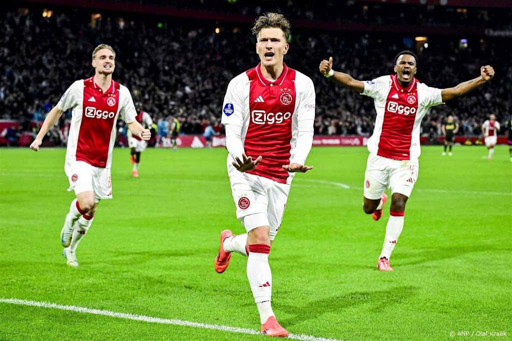 Ajax komt tweemaal terug van achterstand en verslaat PSV 
