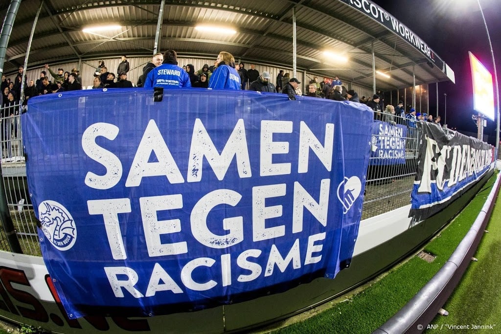 'Geen subsidie als club racisme laat begaan'