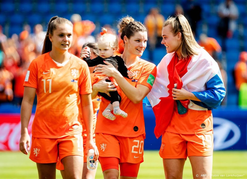 Voetbalsters in Groningen tegen Estland