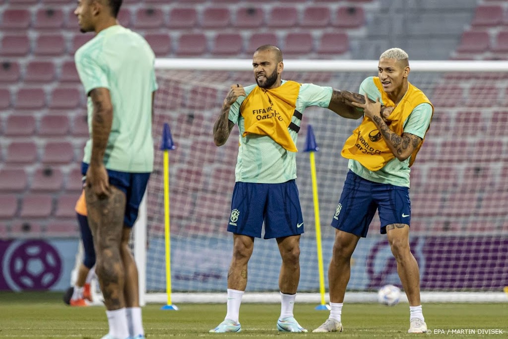 Brazilië met routinier Dani Alves tegen Kameroen