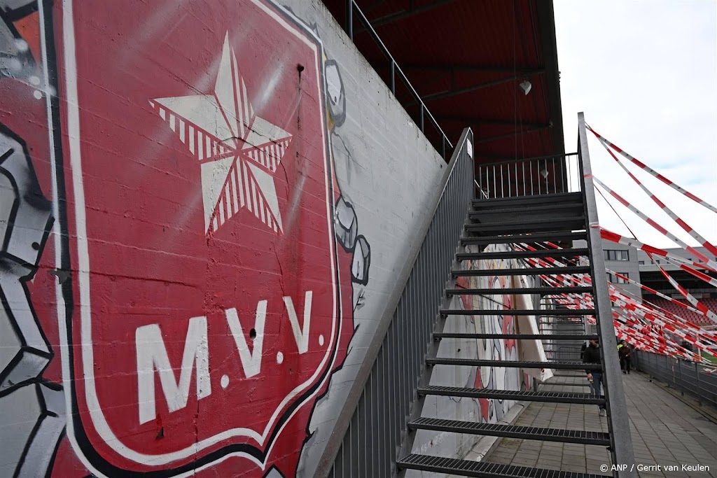 MVV wint door hattrick Mmaee van Jong AZ