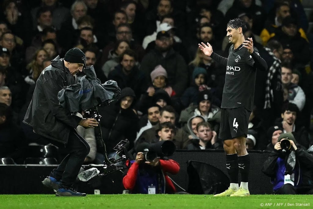 Manchester City nadert Arsenal door zwaarbevochten zege op Fulham