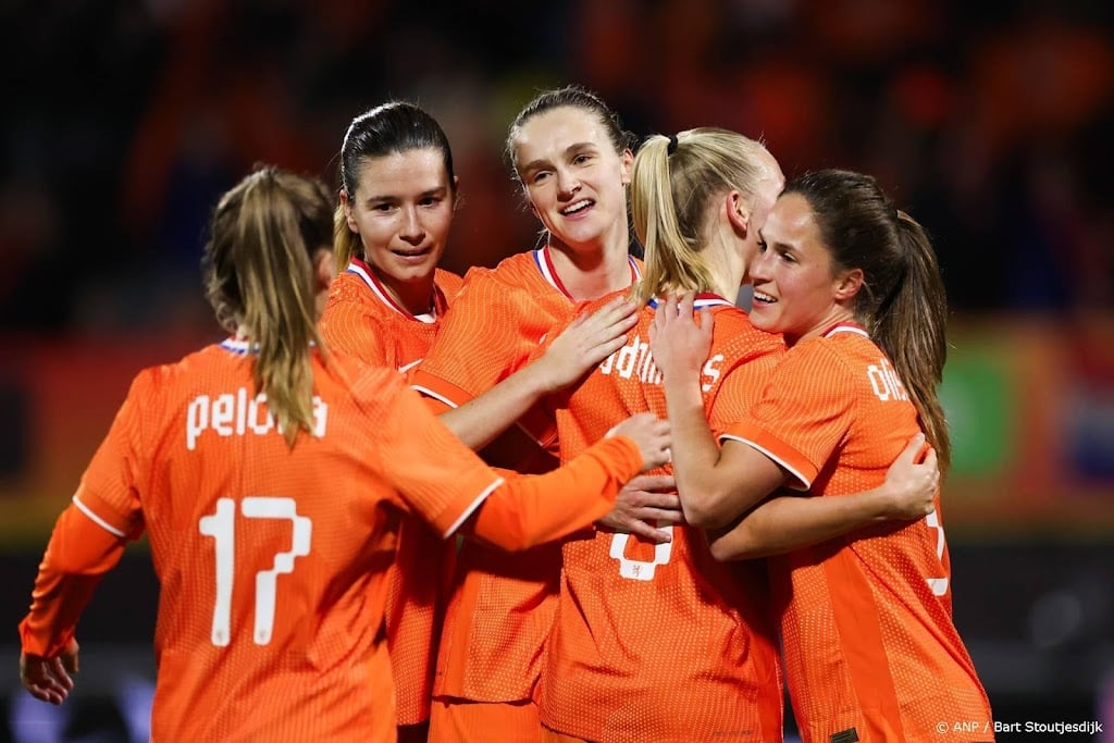 Oranjevrouwen dankzij vier treffers Miedema ruim langs Zuid-Korea