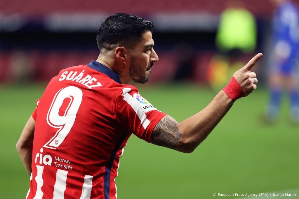 Suárez behoedt Atlético voor puntenverlies met laat doelpunt