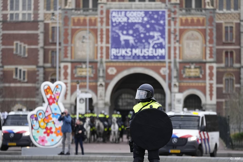 Demonstrant mishandelt politieagent na actie op Museumplein