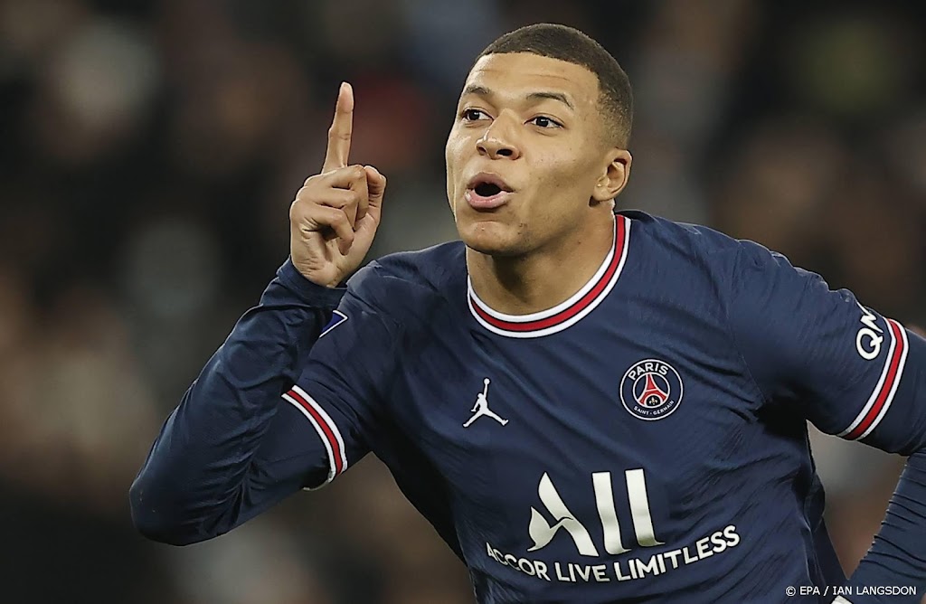 Mbappé leidt PSG met drie doelpunten naar simpele zege in beker