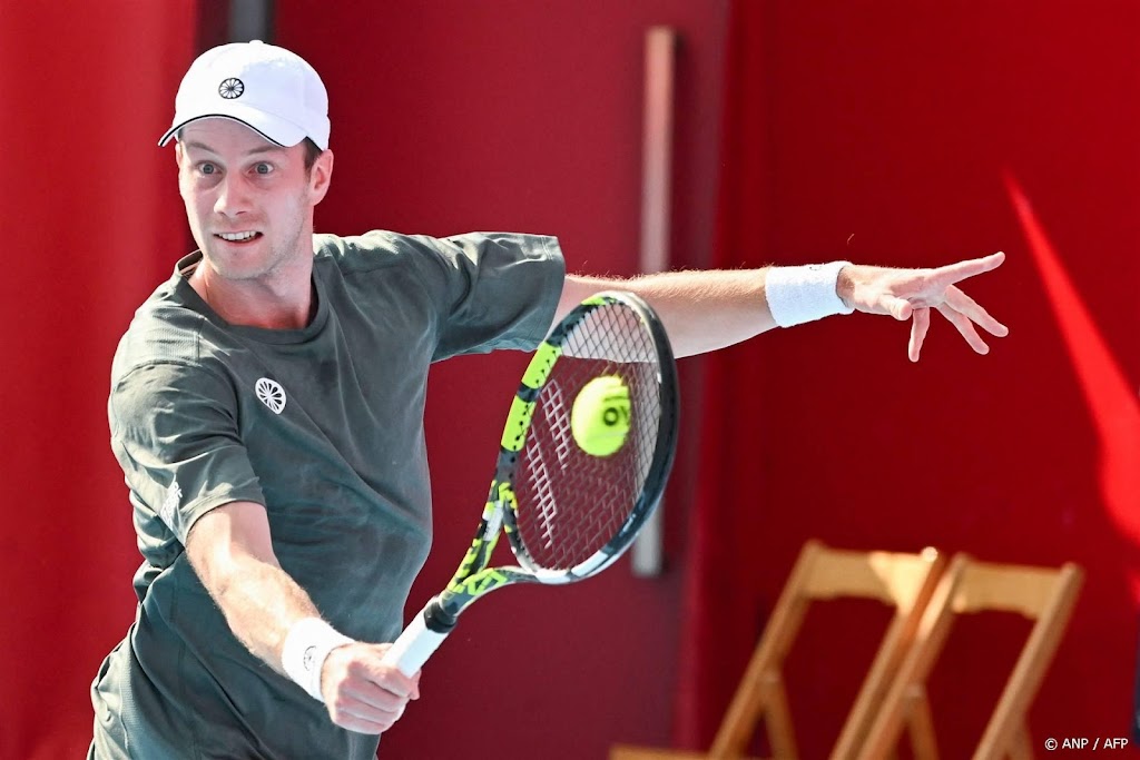 Tennisser Van de Zandschulp na marathonpartij onderuit in Hongkong