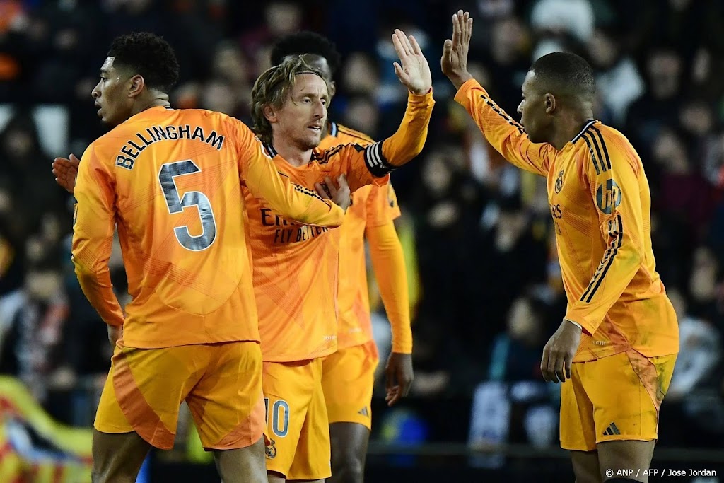 Real Madrid in blessuretijd met tien man langs Valencia
