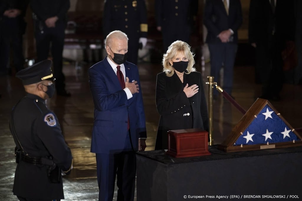 Biden brengt eerbetoon aan gedode agent Capitoolbestorming