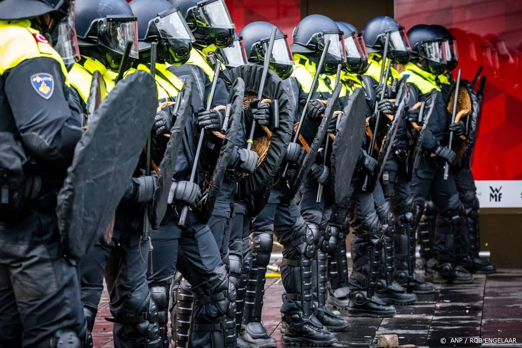 Politie: 13 ME'ers besmet met corona, 43 in quarantaine na rellen
