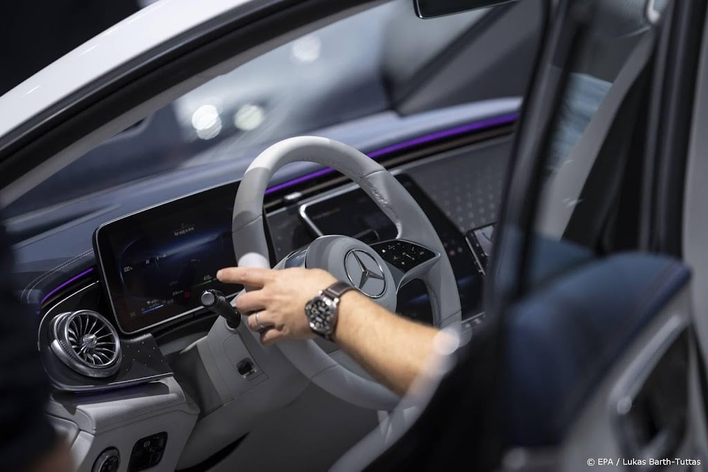 Onderzoeksinstituut: lege Duitse autoshowrooms drijven prijzen op
