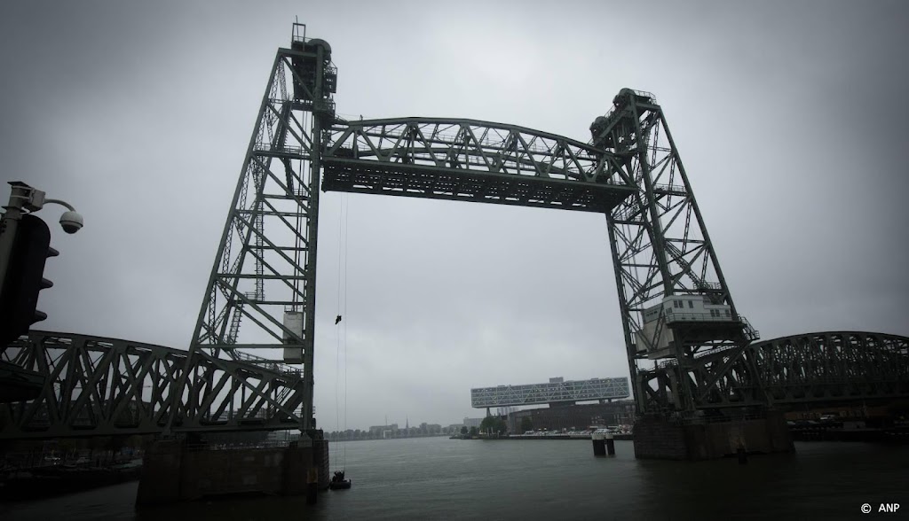 Aboutaleb: nog geen vergunning voor verplaatsen brug binnen