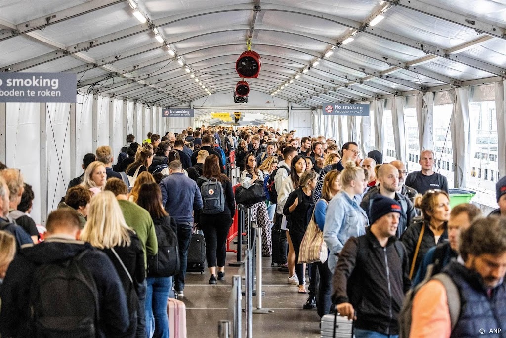 Mogelijk weer reizigersplafond op Schiphol om personeelstekort