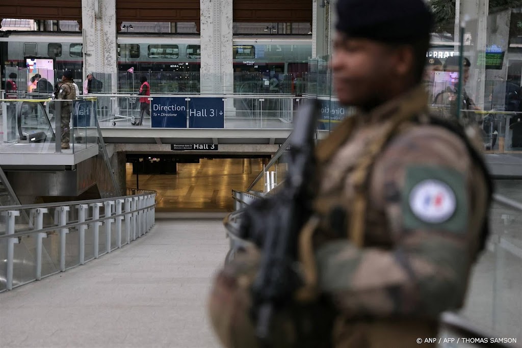 Verwarde man steekt in op mensen op station in Parijs