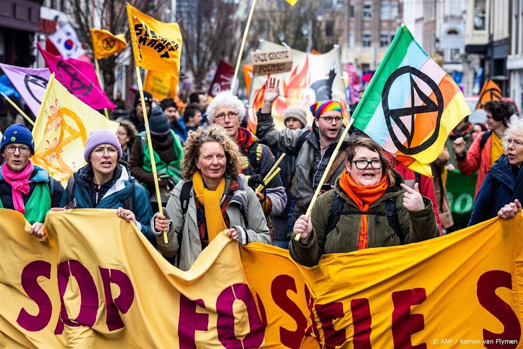 Klimaatactivisten betreden A12 in Den Haag, weg geblokkeerd