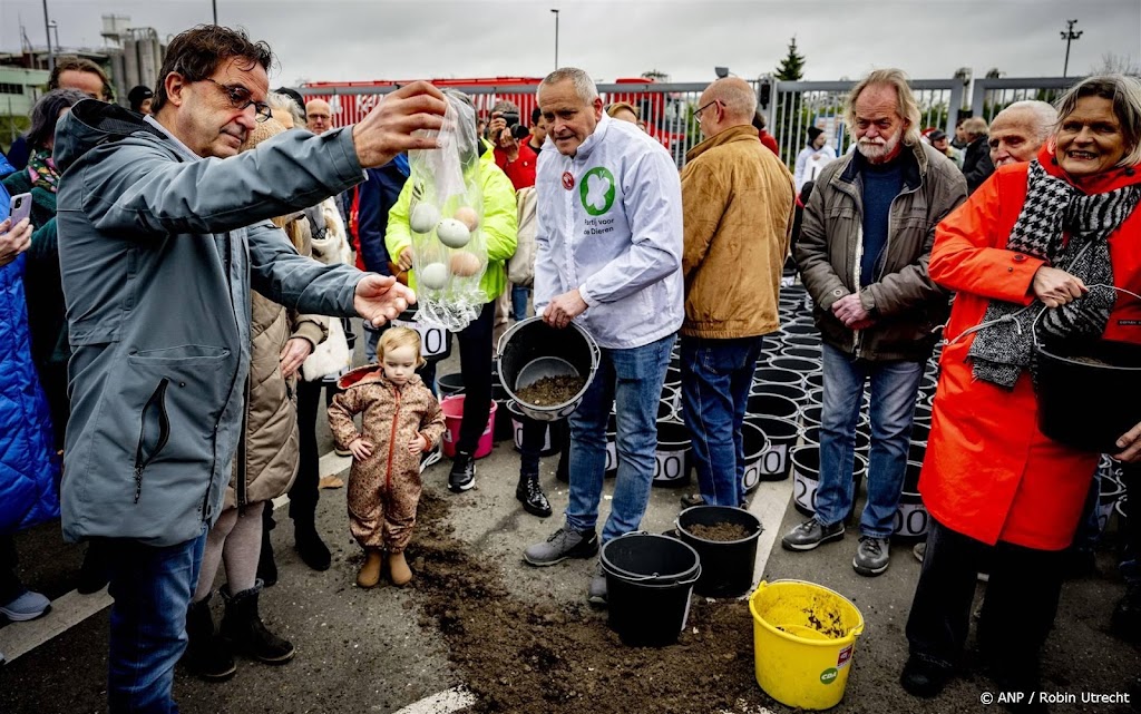 Gommers dumpt eigen PFAS-eieren bij 200e protestactie Chemours