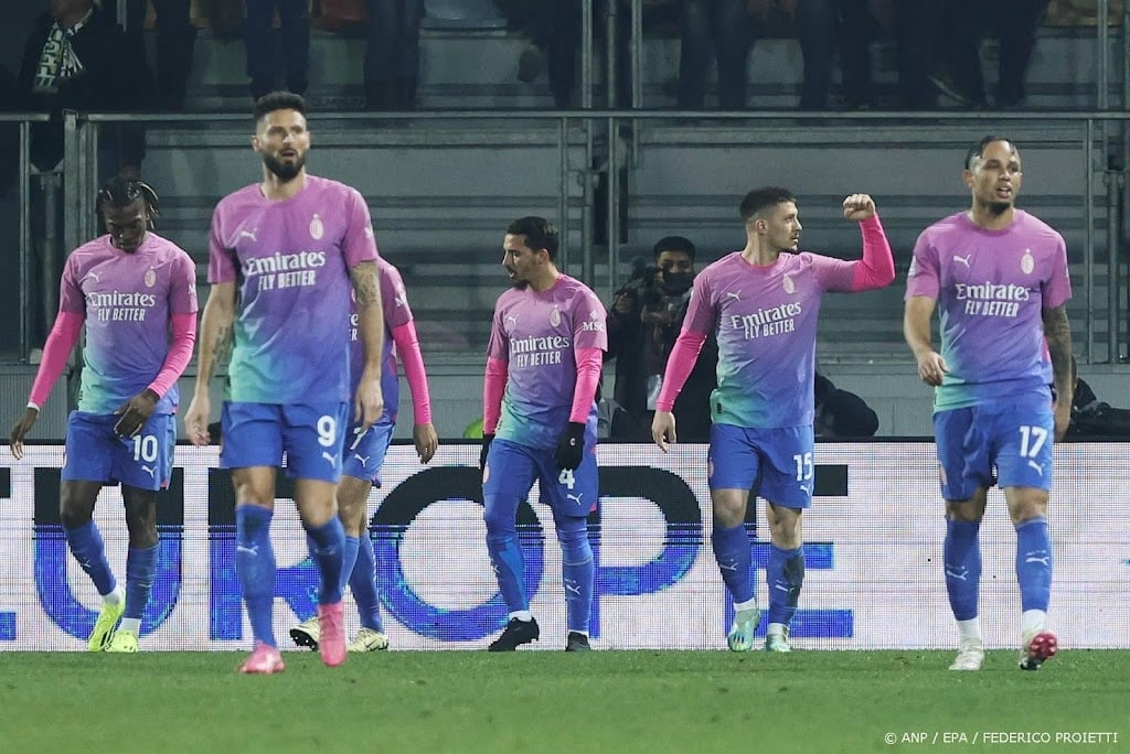 Invaller Jovic bezorgt AC Milan zege bij Frosinone 