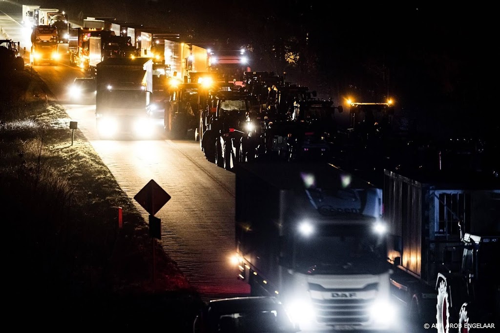 Boeren in Noord-Holland op de A7 richting Afsluitdijk
