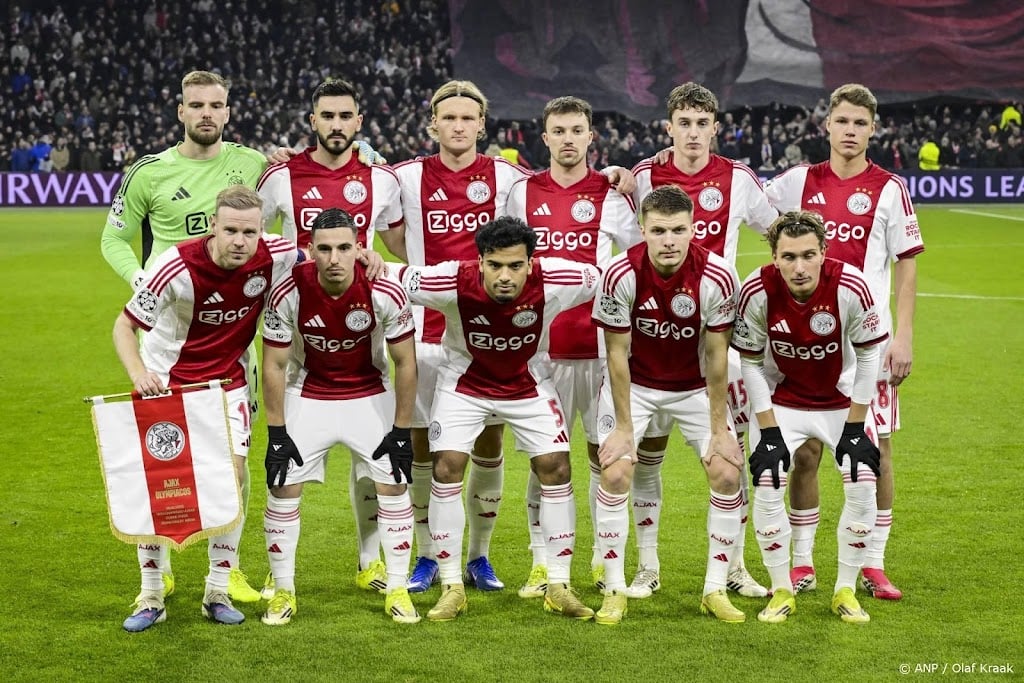 Ajax heeft opnieuw geen verdedigende middenvelder gevonden 