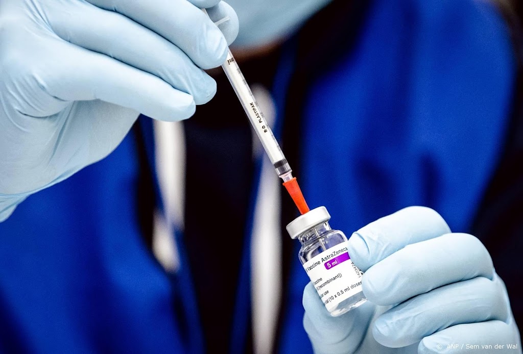 Kabinet vraagt advies inzetten vaccin AstraZeneca bij 65-plussers