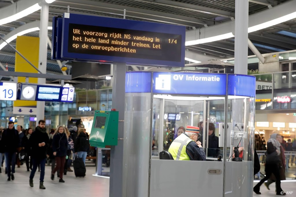 Reizigers tekenen petitie tegen sluiten NS-balies op stations