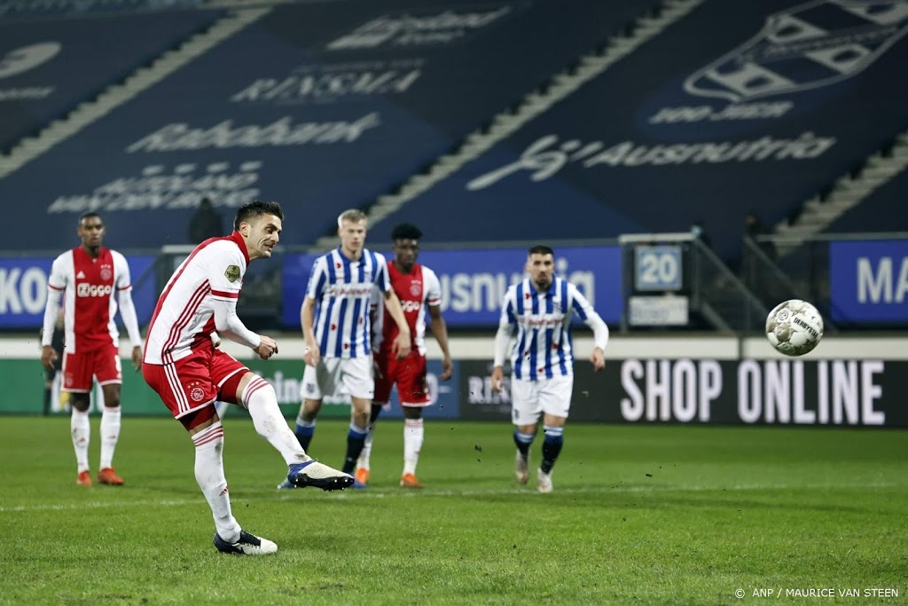 Ajax wint bij Heerenveen (0-3) en staat in bekerfinale