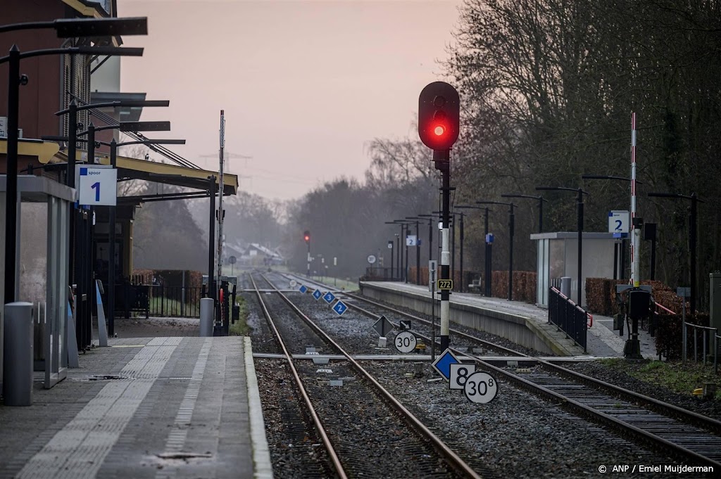 Treinpersoneel streekvervoer staakt voor tweede dag op rij