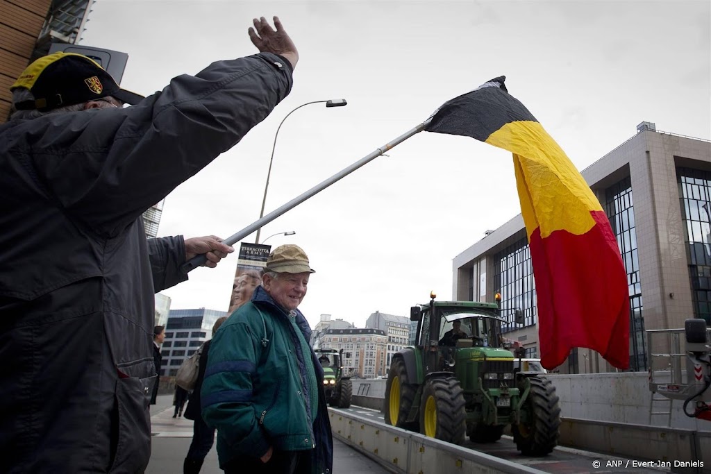 Duizenden boze boeren toeterend bijeen in centrum Brussel