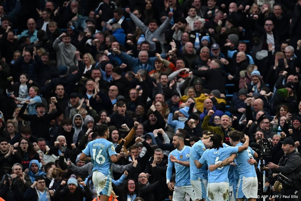 Foden helpt Manchester City in derby langs United
