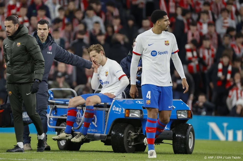 Frenkie de Jong valt geblesseerd uit in duel met Athletic