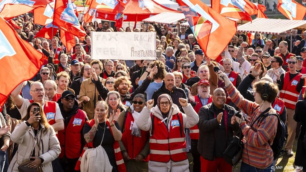Vakbonden kondigen grotere actie aan om nullijn rijksambtenaren