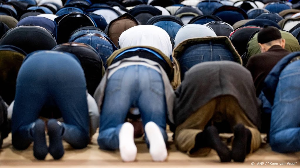 Tientallen moskeeën roepen op tot middaggebed, maar dan wel thuis