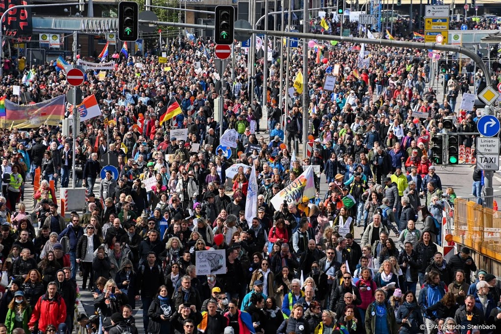 Ruim 10.000 'dwarsdenkers' demonstreren in Stuttgart