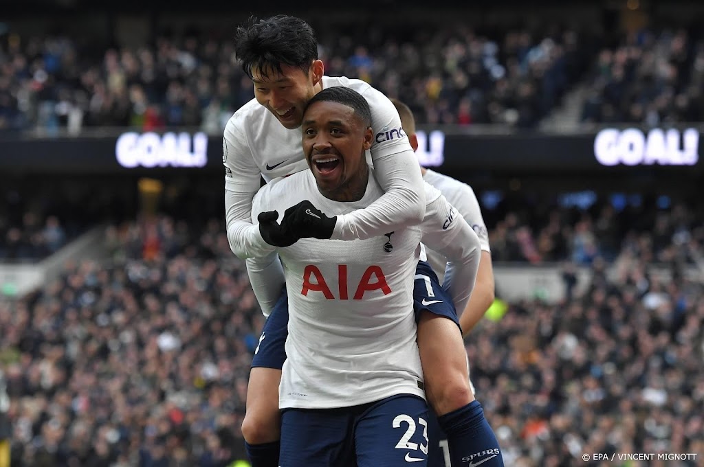 Invaller Bergwijn draagt met doelpunt bij aan royale zege Spurs