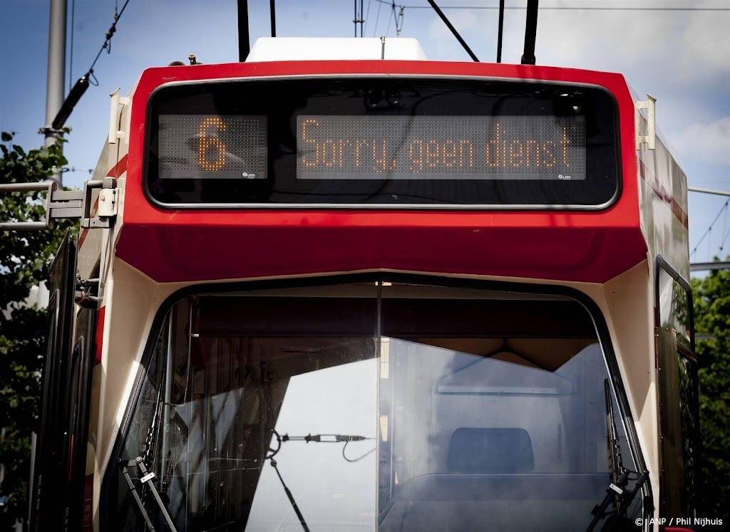 Fietser (19) overleden na aanrijding met tram in Den Haag