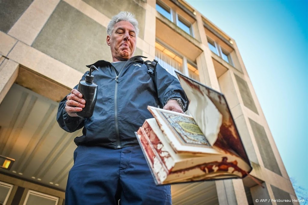 Pegida-voorman verbrandt koran bij Stopera in Amsterdam