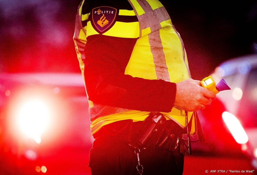 Politie stopt huisfeest met tientallen bezoekers in Arnhem