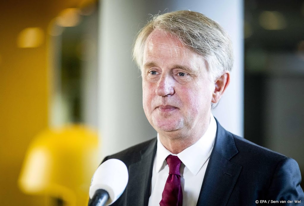 Schiphol-topman Benschop biedt excuses aan voor chaos