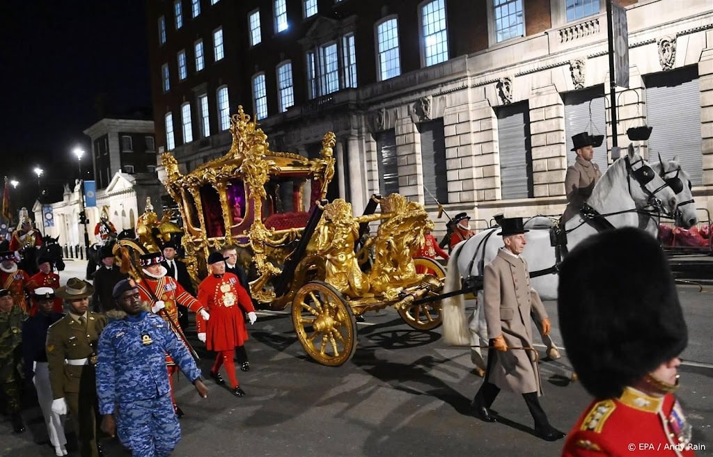 Militairen oefenen met koetsen in Londen voor kroning Charles
